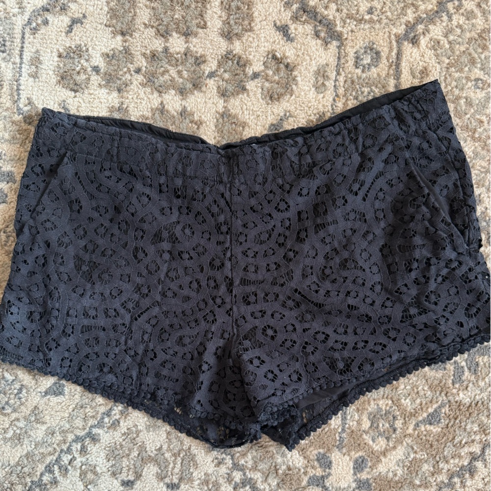 H&M Lace Black Shorts Pull On Sz 8 EUC 
Gorg Pattern 
Comfy!!